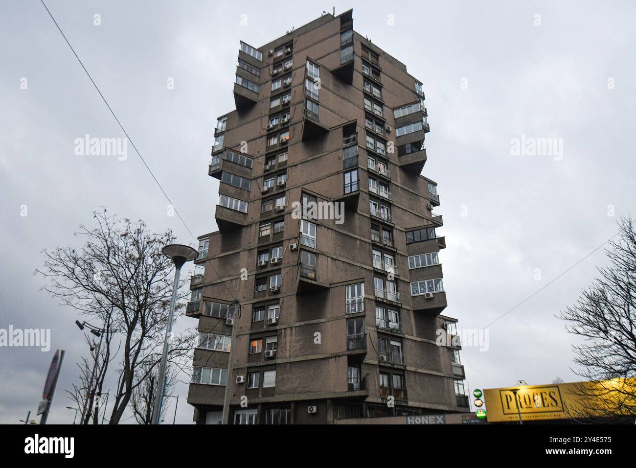 Der Wohnturm von Karaburma (Toblerone Tower). Belgrad, Serbien Stockfoto