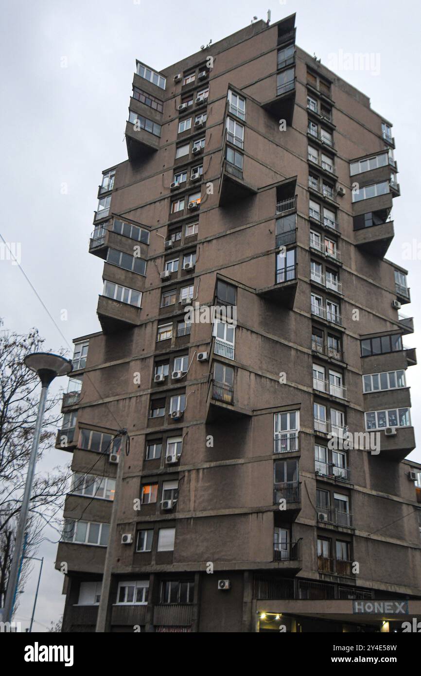 Der Wohnturm von Karaburma (Toblerone Tower). Belgrad, Serbien Stockfoto