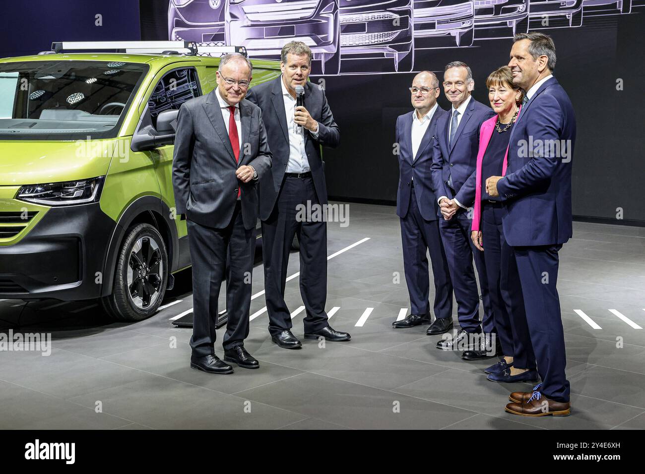 Messerundgang von Politikern nach der Eröffnung der IAA Transportation IAA Transportation: Stand der Firma Volkswagen Nutzfahrzeuge AG, v.l.n.r. Stephan weil, SPD, Ministerpräsident Niedersachsen, Carsten Intra CEO Volkswagen Nutzfahrzeuge, Lars Kraus Mitglied des Markenvorstands Volkswagen Nutzfahrzeuge verantwortlich für Vertrieb und Marketing, Dr. Volker Wissing, FDP, Bundesminister für Digitales und Verkehr, Hildegard Müller Präsidentin, Verband Messe Messe e.V. VDA, Olaf Region Hannover Niedersachsister Stockfoto