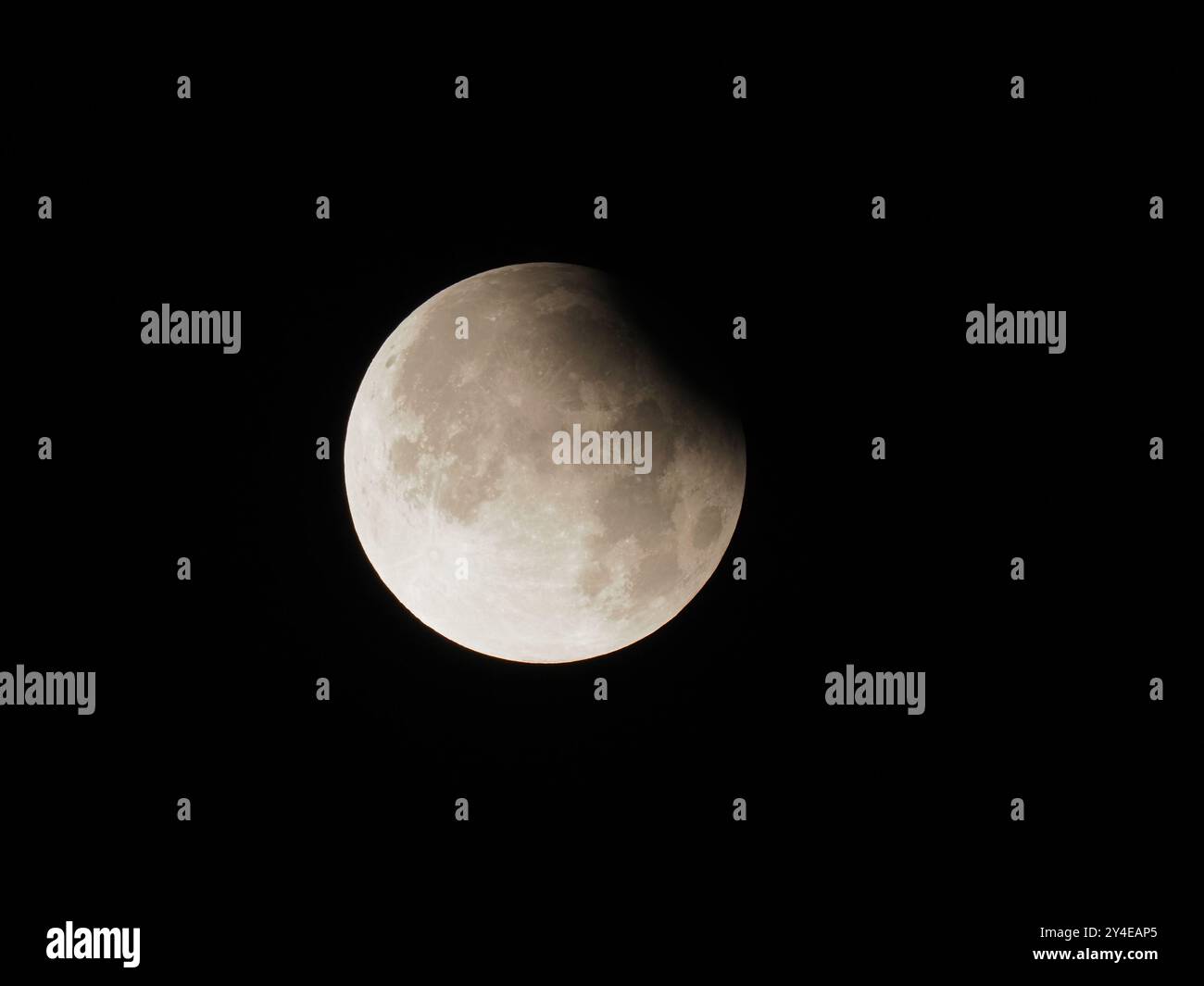 Sheerness, Kent, Großbritannien. September 2024. UK Wetter: Eine partielle Sonnenfinsternis (2:47 BST) des Super Harvest Mondes, gesehen von Sheerness, Kent in den frühen Morgenstunden. Quelle: James Bell/Alamy Live News Stockfoto