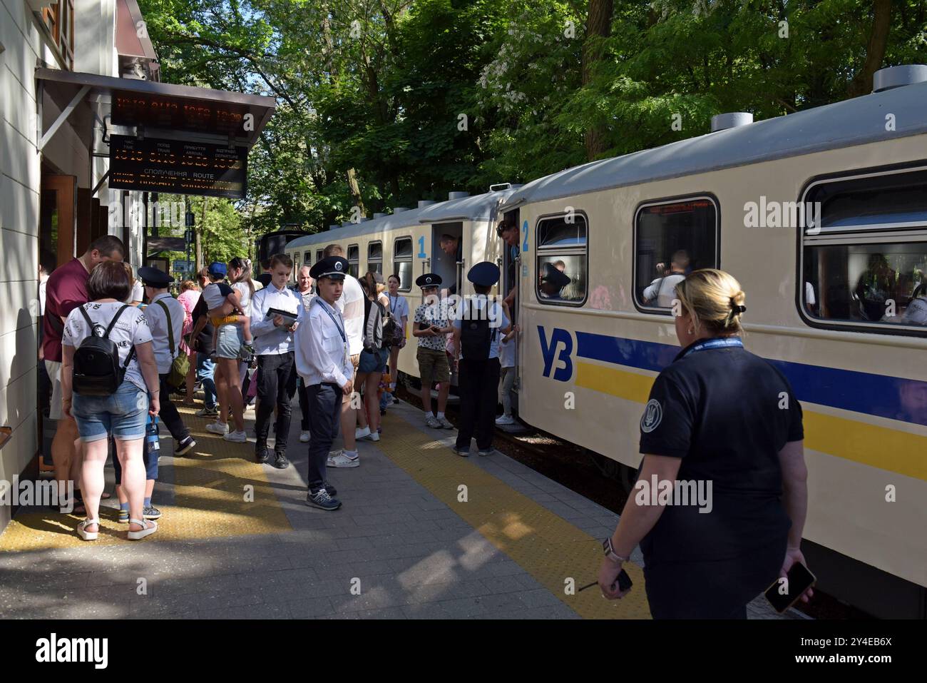 Menschen, die einen Zug an der Kinderbahn in Kiew, Ukraine, im Mai 2024 nehmen Stockfoto