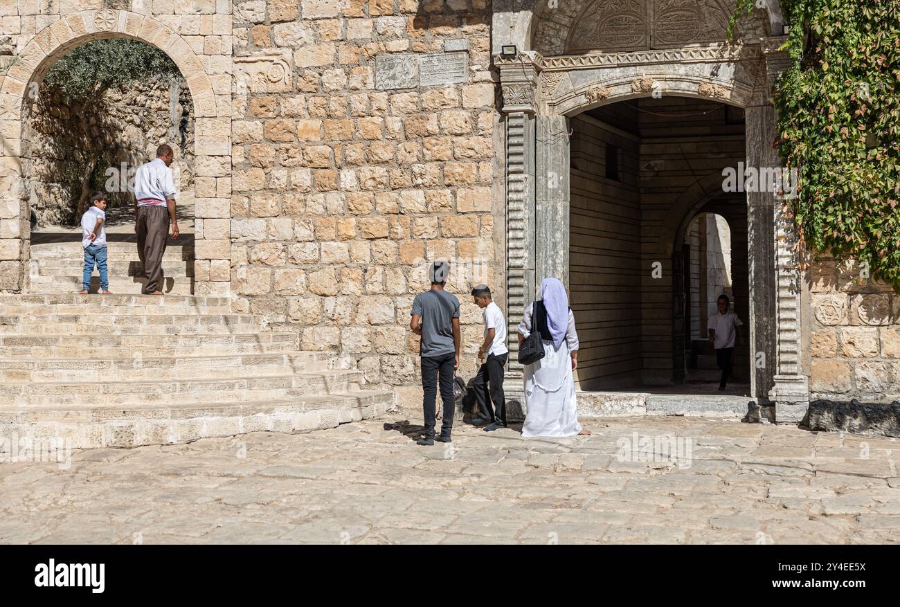 Lalisch, Irak. September 2024. Jesiden stehen vor dem Eingang zum Tempel von Lalish. Lalish ist die heiligste Stätte der Jesiden. Quelle: Hannes P. Albert/dpa/Alamy Live News Stockfoto
