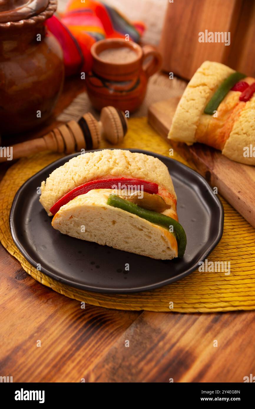 Traditioneller Kings Day Cake, auch Rosca de Reyes, Roscon, Epiphany Cake genannt, und heißes Schokoladengetränk in einem lehmigen Jarrito. Mexikanische Tradition auf Janua Stockfoto