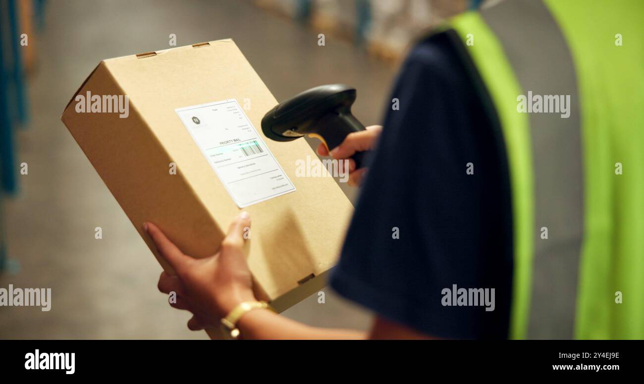 Mitarbeiter, Hände und Box mit Scanner im Lager für Produkte, Lagerbestandsaufnahme und Verteilung. Fertigung, Person und Barcode für Lieferung oder Verpackung Stockfoto