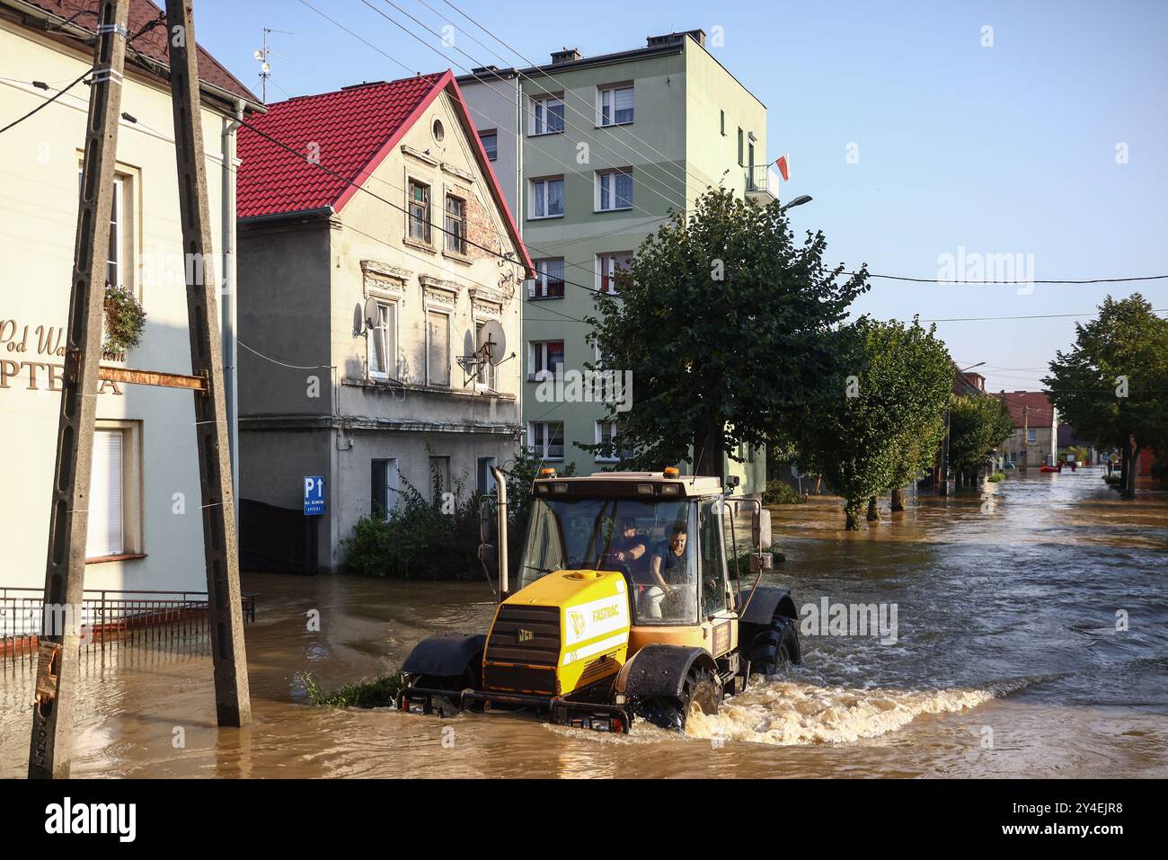 Lewin Brzeski, Polen. September 2024. Am 17. September 2024 überschwemmten Straßen nach dem Fluss Nysa Klodzka die Stadt Lewin Brzeski im Südwesten Polens. Der Sturm Boris hat Flüsse in den südlichen und südwestlichen Regionen Polens zum Platzen gebracht. Der polnische Premierminister erklärte den Zustand der Naturkatastrophe in den betroffenen Gebieten. (Kreditbild: © Beata Zawrzel/ZUMA Press Wire) NUR REDAKTIONELLE VERWENDUNG! Nicht für kommerzielle ZWECKE! Stockfoto