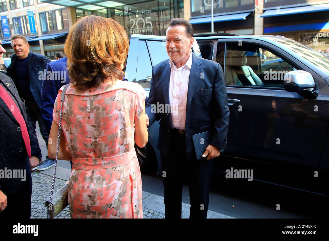 Cornelia Woll und Arnold Schwarzenegger bei der Ankunft zur Verleihung der Ehrendoktorwürde an Arnold Schwarzenegger in Anerkennung seiner bedeutenden Beiträge im Bereich Governance, insbesondere durch seine Arbeit im Bereich Nachhaltigkeit und bürgerschaftliches Engagement in der Hertie School. Berlin, 17.09.2024 *** Cornelia Woll und Arnold Schwarzenegger kommen zur Verleihung der Ehrendoktorwürde an Arnold Schwarzenegger in Anerkennung seiner bedeutenden Beiträge zum Thema Governance, insbesondere durch seine Arbeit in den Bereichen Nachhaltigkeit und bürgerliches Engagement an der Hertie School B Stockfoto