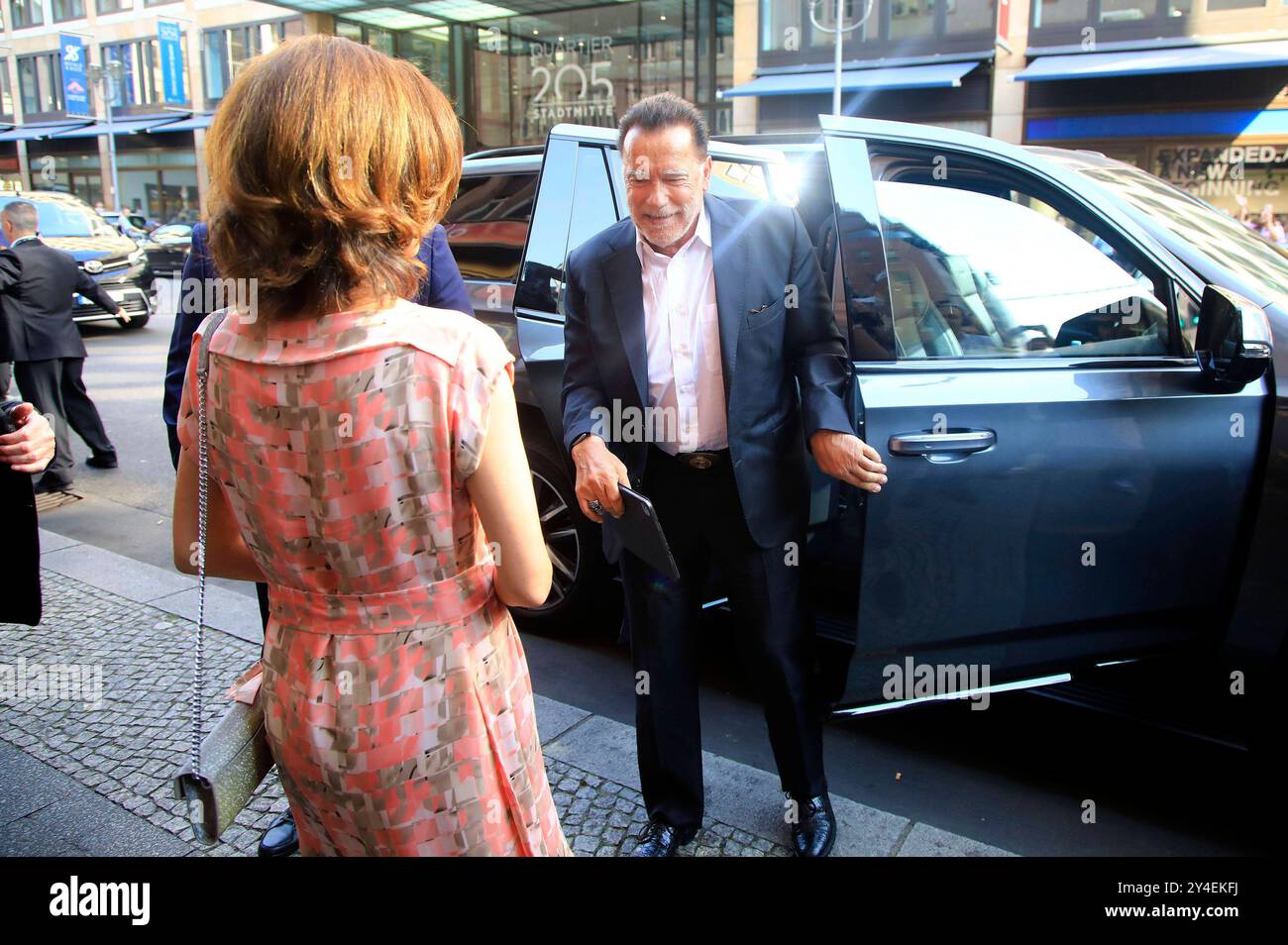 Cornelia Woll und Arnold Schwarzenegger bei der Ankunft zur Verleihung der Ehrendoktorwürde an Arnold Schwarzenegger in Anerkennung seiner bedeutenden Beiträge im Bereich Governance, insbesondere durch seine Arbeit im Bereich Nachhaltigkeit und bürgerschaftliches Engagement in der Hertie School. Berlin, 17.09.2024 *** Cornelia Woll und Arnold Schwarzenegger kommen zur Verleihung der Ehrendoktorwürde an Arnold Schwarzenegger in Anerkennung seiner bedeutenden Beiträge zum Thema Governance, insbesondere durch seine Arbeit in den Bereichen Nachhaltigkeit und bürgerliches Engagement an der Hertie School B Stockfoto