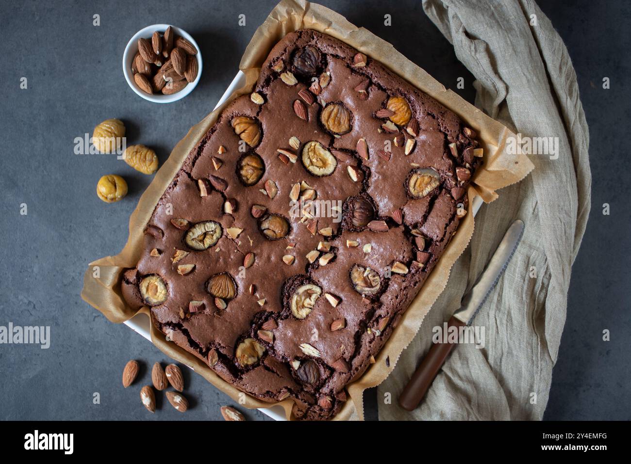 Frisch gebackene Brownie-Stücke auf einem Teller Stockfoto