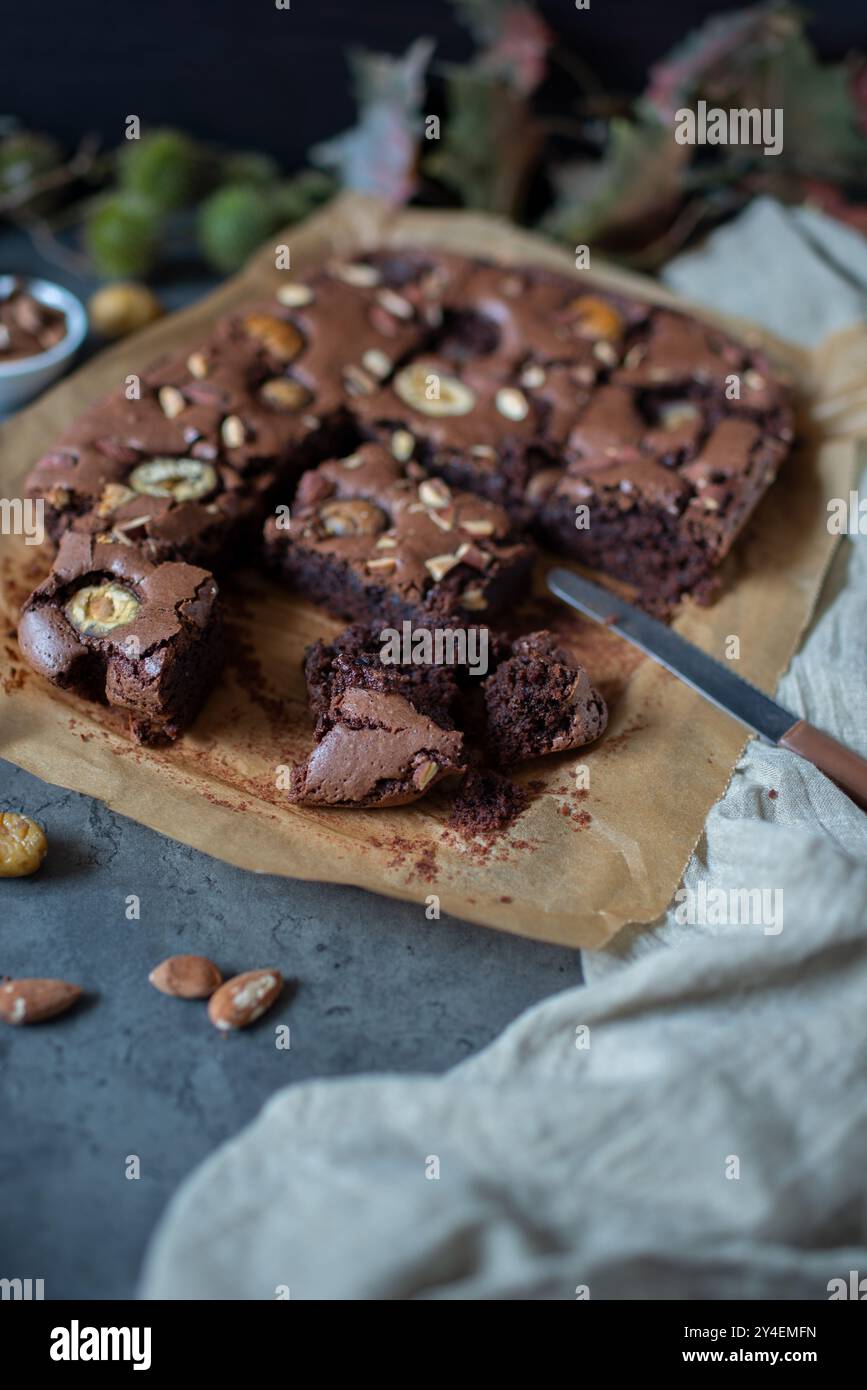 Frisch gebackene Brownie-Stücke auf einem Teller Stockfoto