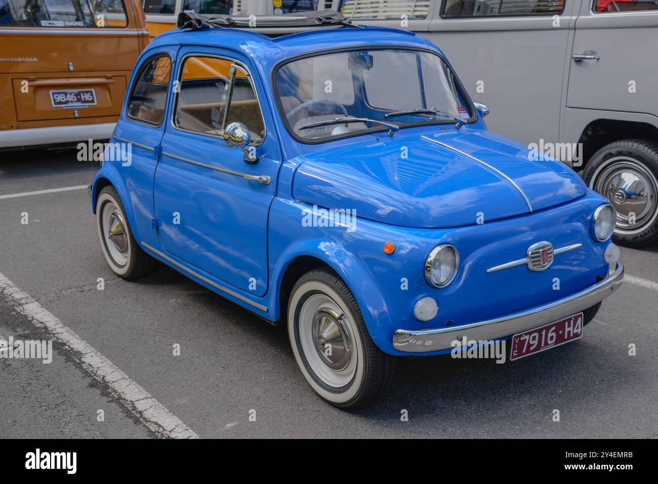 Hellblauer klassischer Fiat 500 mit faltbarem Stoffdach, Weißwandreifen und zeitlosem italienischem Design in Victoria, Australien Stockfoto