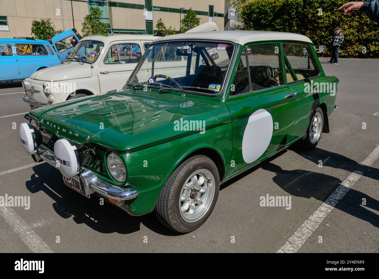Grüner 1960er Hillman Imp Rallye-Stil Limousine mit Zusatzlampen, Renndekorationen und klassischem britischem Charakter in Victoria, Australien Stockfoto