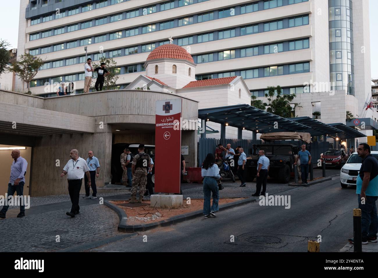 Verwundete werden am 17. September 2024 in das St. Georgs Krankenhaus in Beirut gebracht, nachdem Explosionen in mehreren Hochburgen der Hisbollah um den Libanon während der anhaltenden grenzüberschreitenden Spannungen zwischen Israel und Hisbollah-Kämpfern Orte getroffen haben. Mindestens neun Menschen wurden getötet und Tausende werden verletzt, nachdem am Dienstagnachmittag Handfunkgeräte, die von der Hisbollah benutzt wurden, im Libanon explodiert sind. Das gesundheitsministerium sagt, 200 der Verletzten befinden sich in einem kritischen Zustand. Die Hisbollah hat Israel die Schuld für die "sündige Aggression" gegeben und gesagt, das Land werde seine "gerechte Strafe" bekommen. Foto: Sandro Basili/ABACAPR Stockfoto