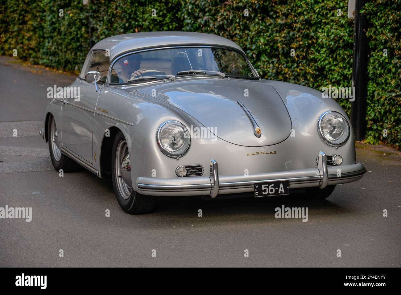 Silberner Porsche 356 Speedster aus den 1950er Jahren mit elegantem Open-Top-Stil, Chromdetails und klassischem deutscher Sportwagencharakter in Victoria, Australien Stockfoto
