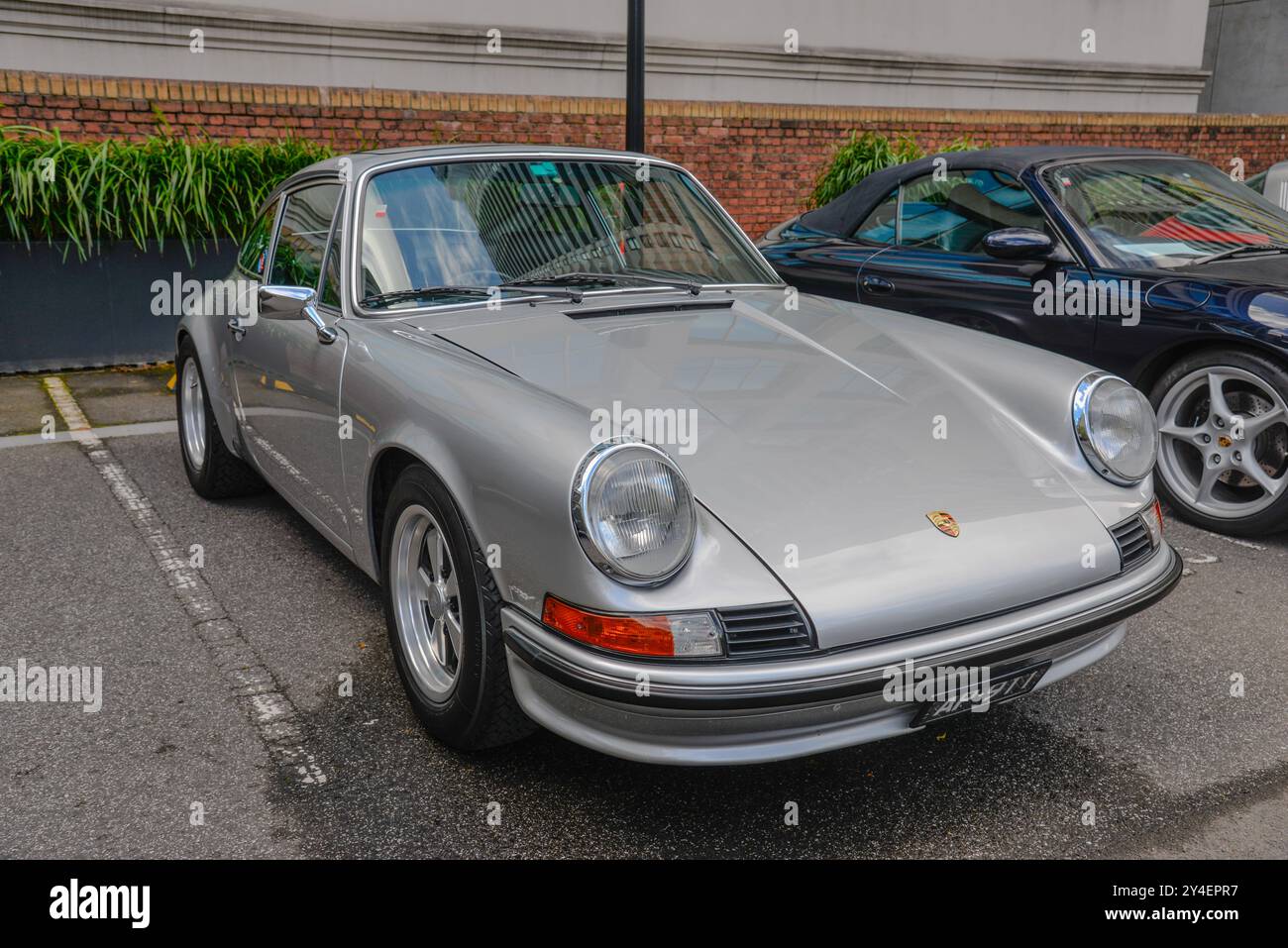Silbernes Porsche 911 Coupé von 1969–1973 mit langem Heck, Chromverzierungen und klassischem luftgekühltem Charakter in Victoria, Australien. Stockfoto