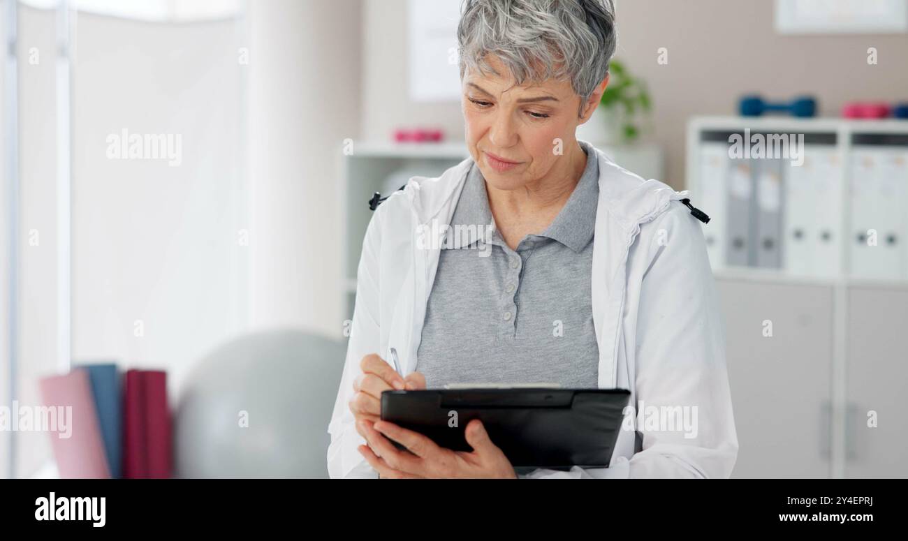 Physiotherapeutin, Arbeiterin und reife Frau mit Klemmbrett im Büro für Kunden-, Buchungs- und Termininformationen. Medizin, Physiotherapie und Angestellter mit Stockfoto