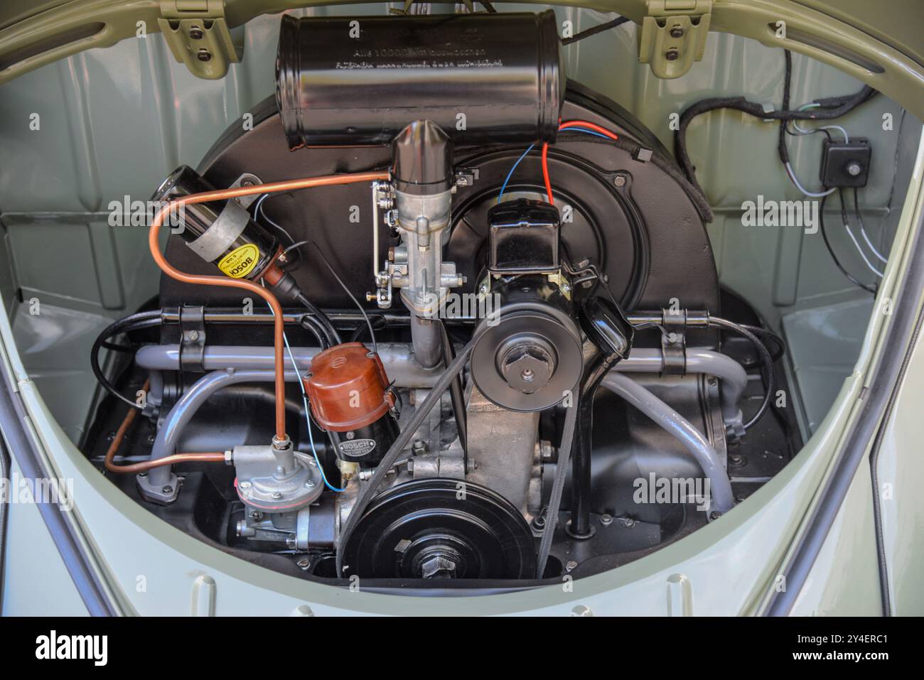Restauriertes VW Käfer-Modell mit luftgekühltem Flächenvierzylinder-Motor aus den frühen 1960er Jahren und zeitgenössischen Bosch-Zündkomponenten in Victoria, Australien Stockfoto