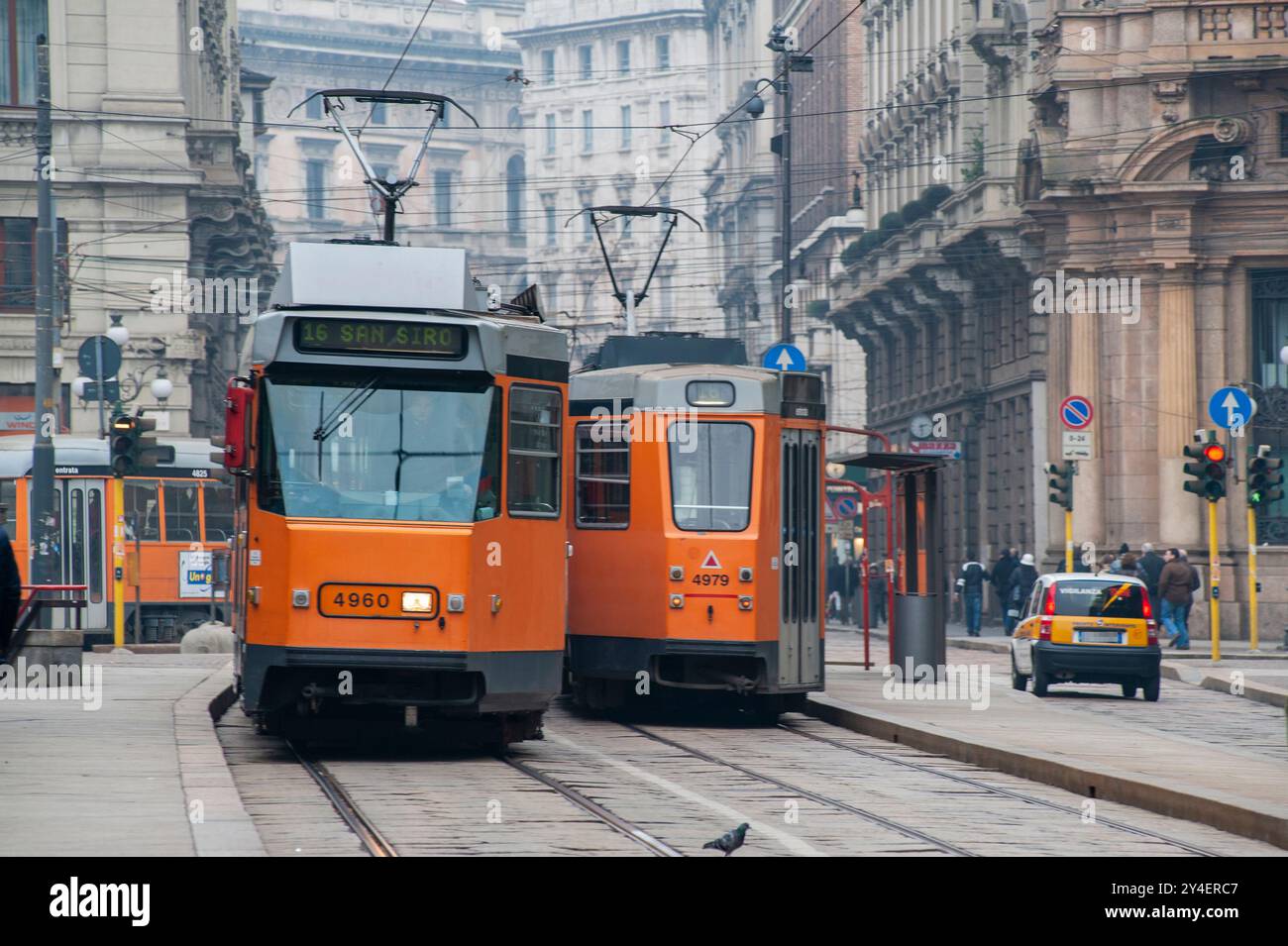 Mailand, Italien. Straßenbahnen, öffentliche Verkehrsmittel in der Stadt. Verkehr von Fahrzeugen und Personen während der Fahrt Stockfoto