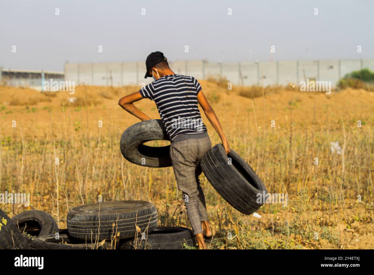 Gaza, Palästina. 25. Oktober 2022. Im Gebiet Malaka östlich von Gaza-Stadt kommt es zu Auseinandersetzungen zwischen palästinensischen Demonstranten und israelischen Truppen, nachdem vor kurzem gegen die Ermordung von sechs Palästinensern durch israelische Truppen in Nablus protestiert wurde. Sechs Palästinenser wurden getötet und mehr als zwanzig weitere wurden verletzt, als die israelischen Truppen frühzeitig einen Angriff auf die Gruppe der Löwen in der Altstadt von Nablus durchführten Stockfoto