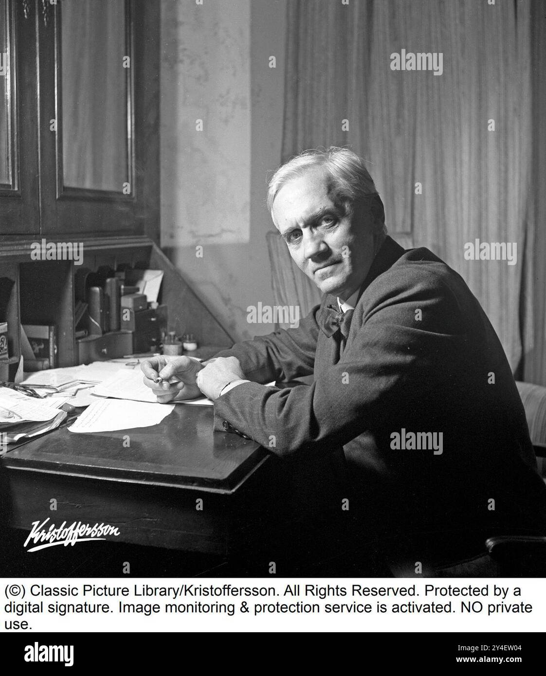 Sir Alexander Fleming 1945. 6. August 1881 – 11. März 1955, schottischer Arzt und Mikrobiologe, bekannt für die Entdeckung der weltweit ersten breit wirksamen antibiotischen Substanz, die er Penicillin nannte. Seine Entdeckung des später benannten Benzylpenicillins (oder Penicillin G) aus der Form Penicillium rubens im Jahr 1928 wurde als der „größte Sieg, der jemals über die Krankheit erreicht wurde“ beschrieben. Für diese Entdeckung teilte er 1945 den Nobelpreis für Physiologie oder Medizin mit Howard Florey und Ernst Boris Chain. Im Herbst 1945 in seinem Haus. KG Kristoffersson Ref. S11-1. Stockfoto