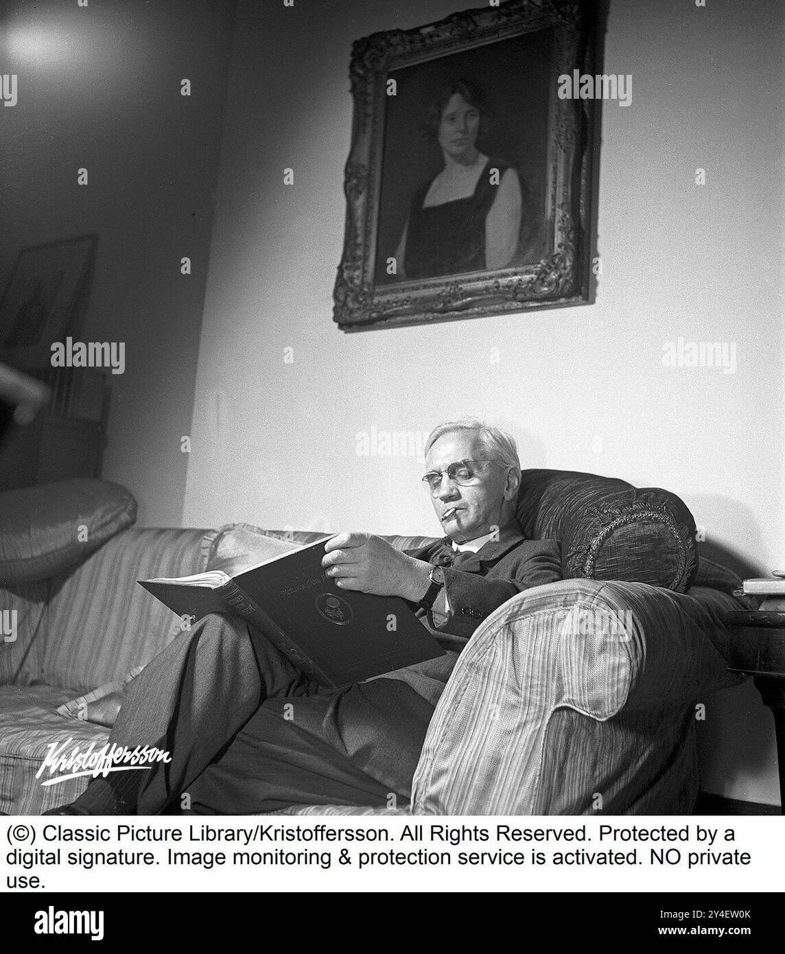 Sir Alexander Fleming 1945. 6. August 1881 – 11. März 1955, schottischer Arzt und Mikrobiologe, bekannt für die Entdeckung der weltweit ersten breit wirksamen antibiotischen Substanz, die er Penicillin nannte. Seine Entdeckung des später benannten Benzylpenicillins (oder Penicillin G) aus der Form Penicillium rubens im Jahr 1928 wurde als der „größte Sieg, der jemals über die Krankheit erreicht wurde“ beschrieben. Für diese Entdeckung teilte er 1945 den Nobelpreis für Physiologie oder Medizin mit Howard Florey und Ernst Boris Chain. Im Herbst 1945 in seinem Haus. KG Kristoffersson Ref. S10-3. Stockfoto