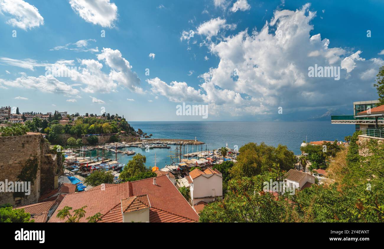 Blick auf die Altstadt von Antalya Marina und Ausflugsboote in Kaleici Stockfoto