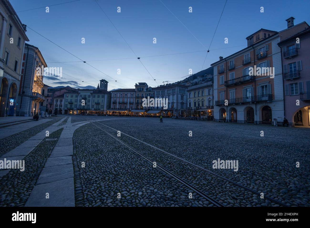 LOCARNO, SCHWEIZ, 4. APRIL 2024 - Piazza Grande bei Nacht im Zentrum von Locarno, Kanton Tessin, Schweiz Stockfoto