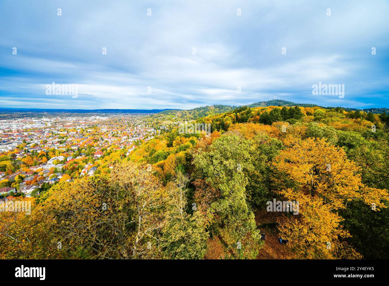 Blick auf Freiburg im Breisgau und die umliegende Landschaft. Stockfoto