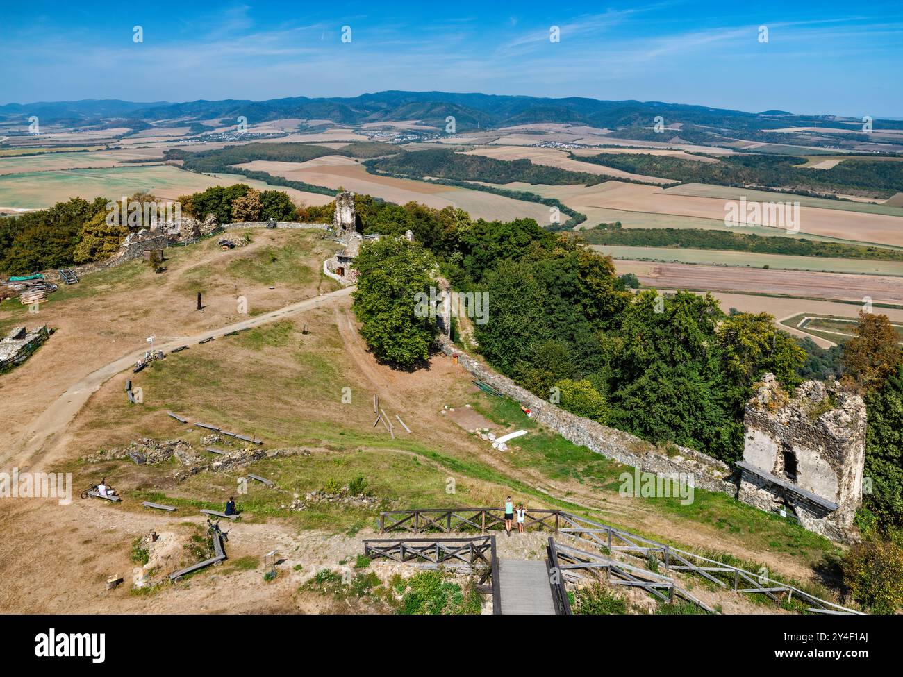 Blick auf das Gebirge Čergov von der Burg Saris, 13. Jahrhundert, in der Nähe von Veľký Šariš und Presov, Westkarpaten, Region Presov, Slowakei Stockfoto