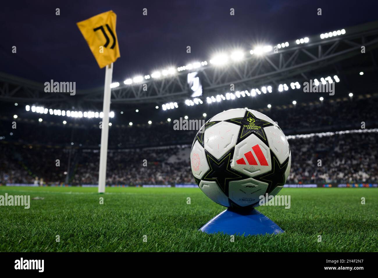 Turin, Italien. 17. September 2024. Der offizielle Adidas Champions League-Ball und eine Eckfahne mit dem Logo des FC Juventus sind in einer allgemeinen Ansicht des Allianz-Stadions während der Halbzeit des UEFA Champions League-Spiels zwischen Juventus FC und PSV Eindhoven zu sehen. Nicolò Campo/Alamy Live News Stockfoto