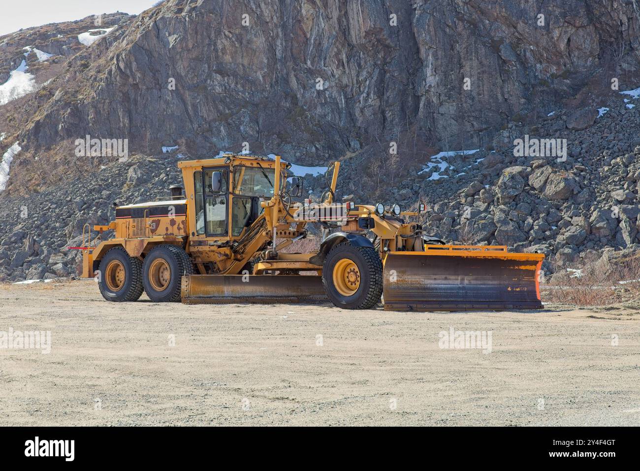 Schneepflug parkt im Frühjahr in einem Lagerbereich und wartet auf den nächsten Winter. Stockfoto