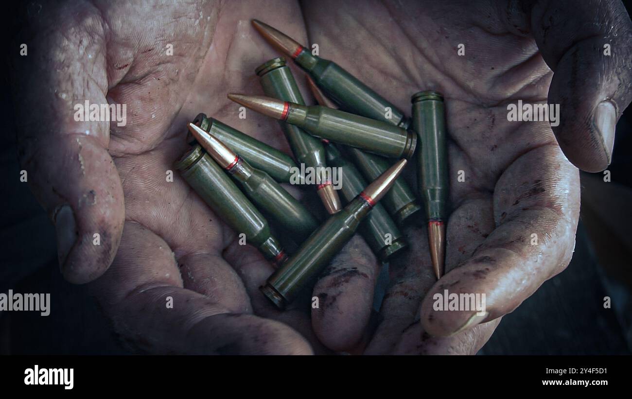 Der Soldat hält Patronen in seinen blutigen Händen. Stockfoto