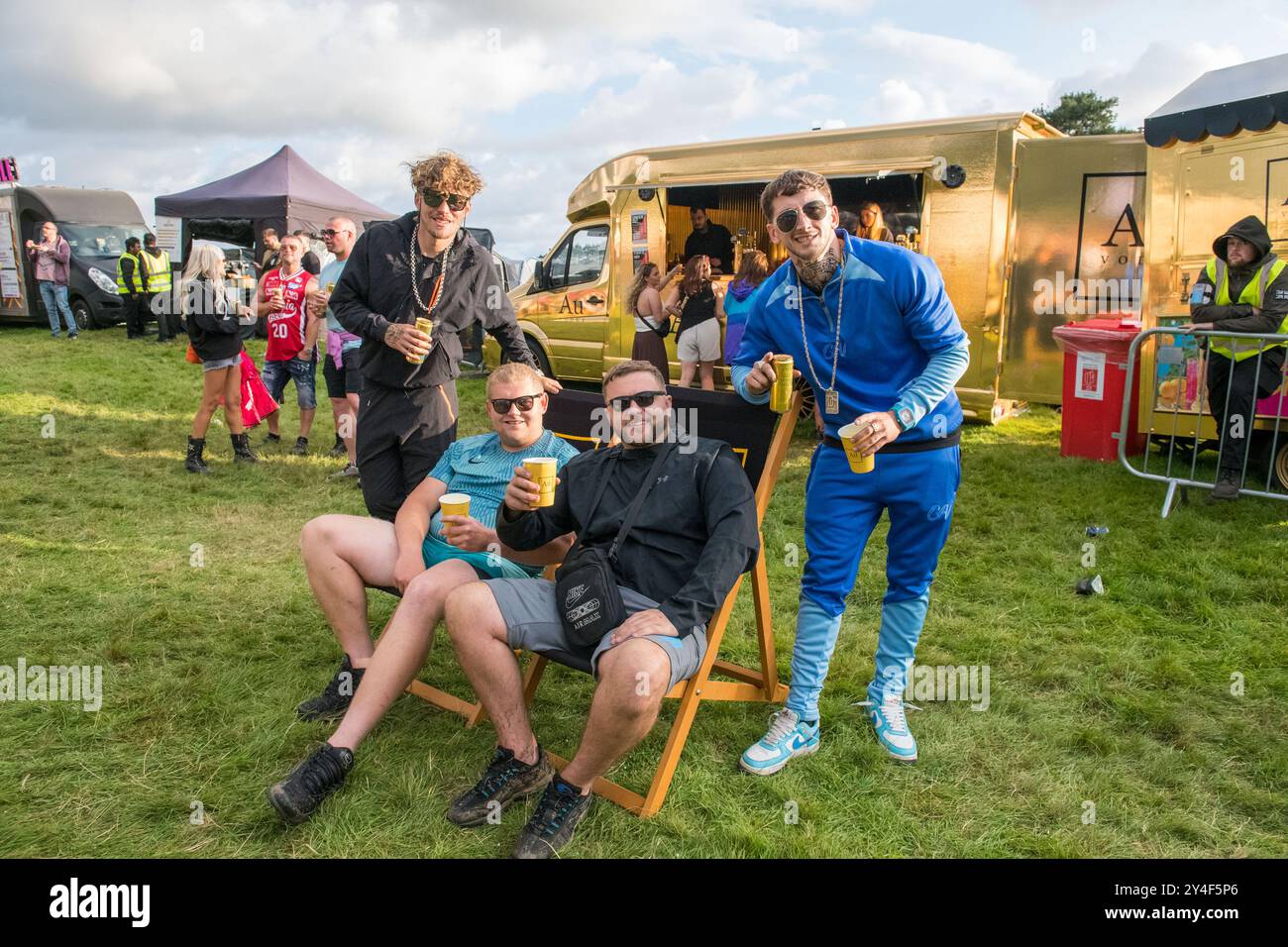 24. August 2024 Konzertbesucher genießen einen Au Vodka Drink bei der Carl Cox Show im Margam Park, South Wales. Stockfoto