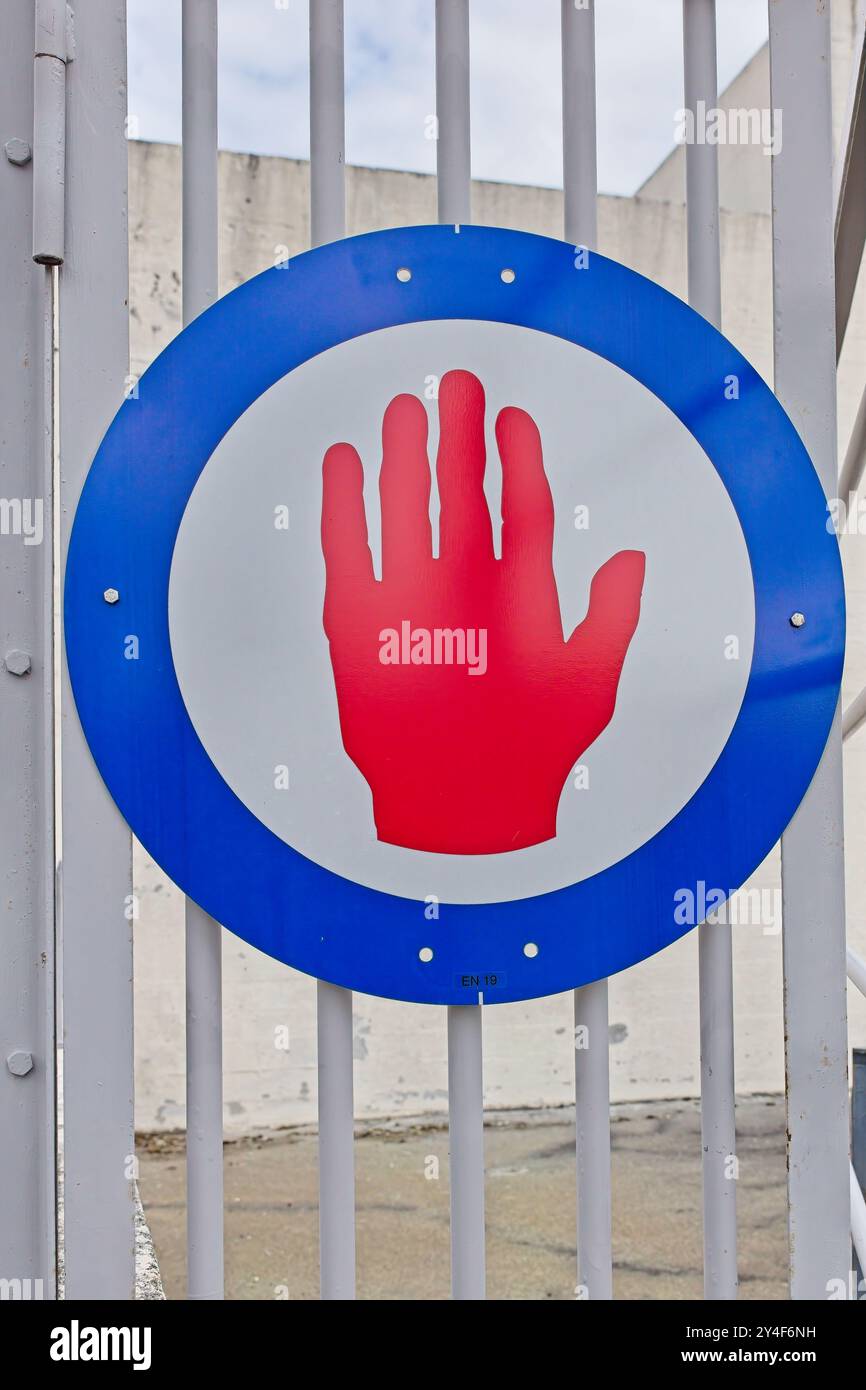 Warnschild mit weißem Hintergrund und roter Hand mit blauem Rand. Stockfoto