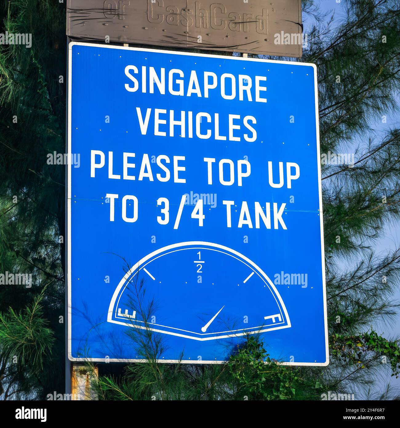 Warnschild Singapur-Fahrzeuge über die Dreivierteltankregel gelten für alle Fahrzeuge, die mit Benzin, Diesel oder komprimiertem Erdgas betrieben werden ( Stockfoto