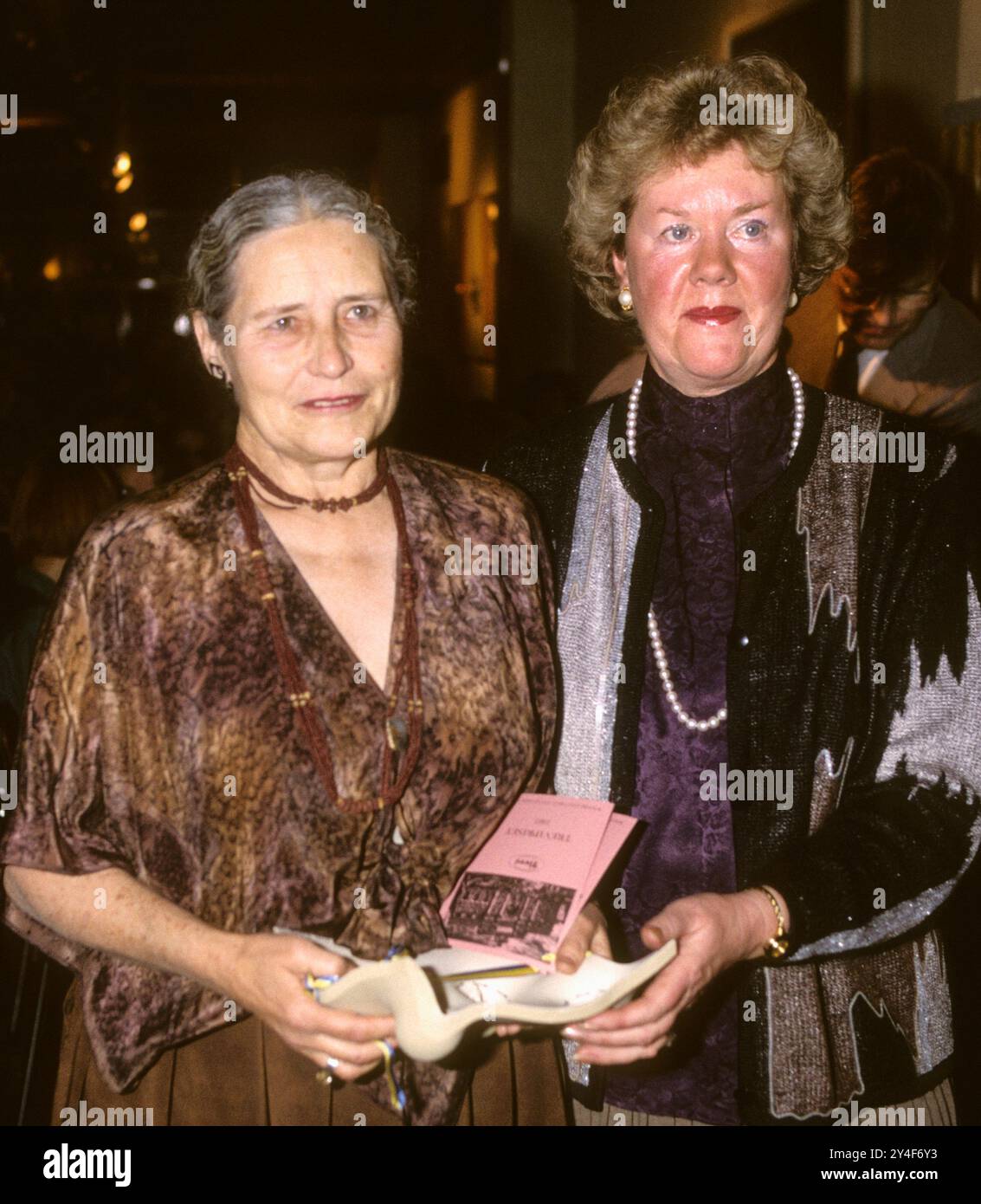 DORIS LESSING britische Autorin mit ihrem schwedischen Verleger Solveig Nellinge bei Trevi Book Publishing bei einer neuen Bucheinführung Stockfoto DORIS LESSING britische Autorin mit ihrem schwedischen Verleger Solveig Nellinge bei Trevi Book Publishing bei einer neuen Bucheinführung Stockfoto