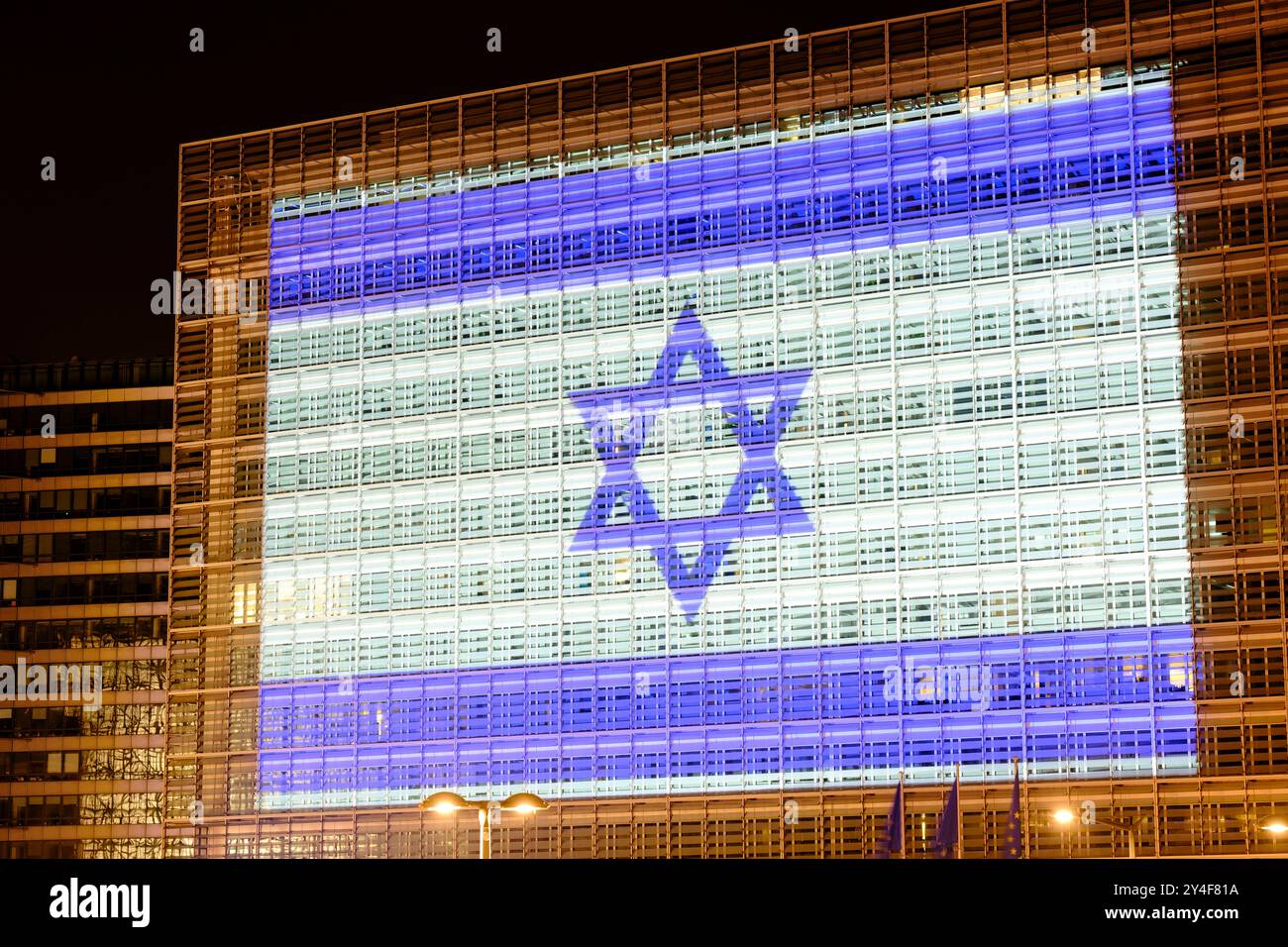 Belgien, Brüssel: Hamas Angriff auf Israel. Die israelische Flagge wurde am 8. Oktober 2023 auf das Hauptquartier der Europäischen Kommission projiziert. Die Staaten des Euro Stockfoto