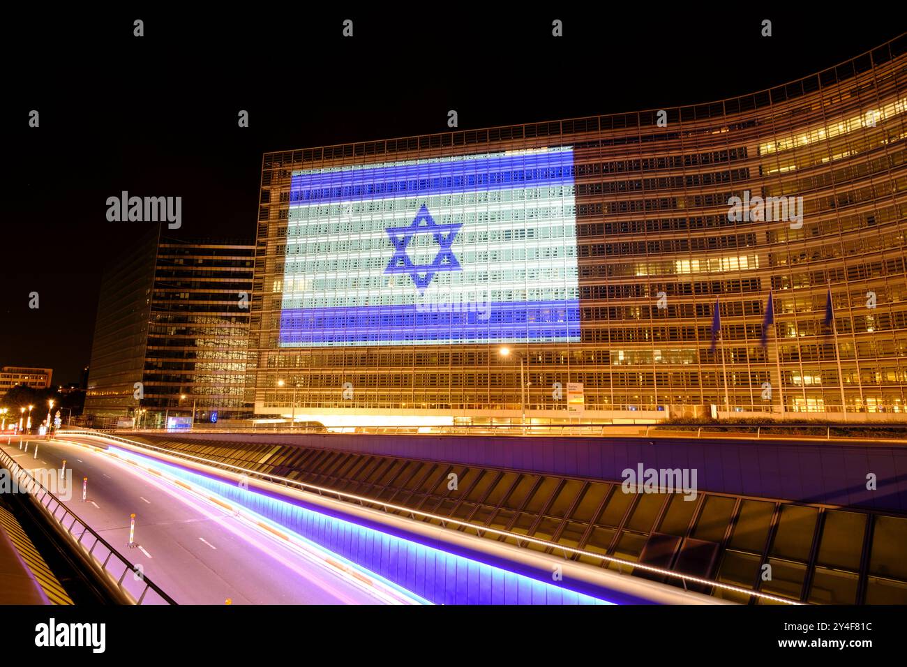 Belgien, Brüssel: Hamas Angriff auf Israel. Die israelische Flagge wurde am 8. Oktober 2023 auf das Hauptquartier der Europäischen Kommission projiziert. Die Staaten des Euro Stockfoto