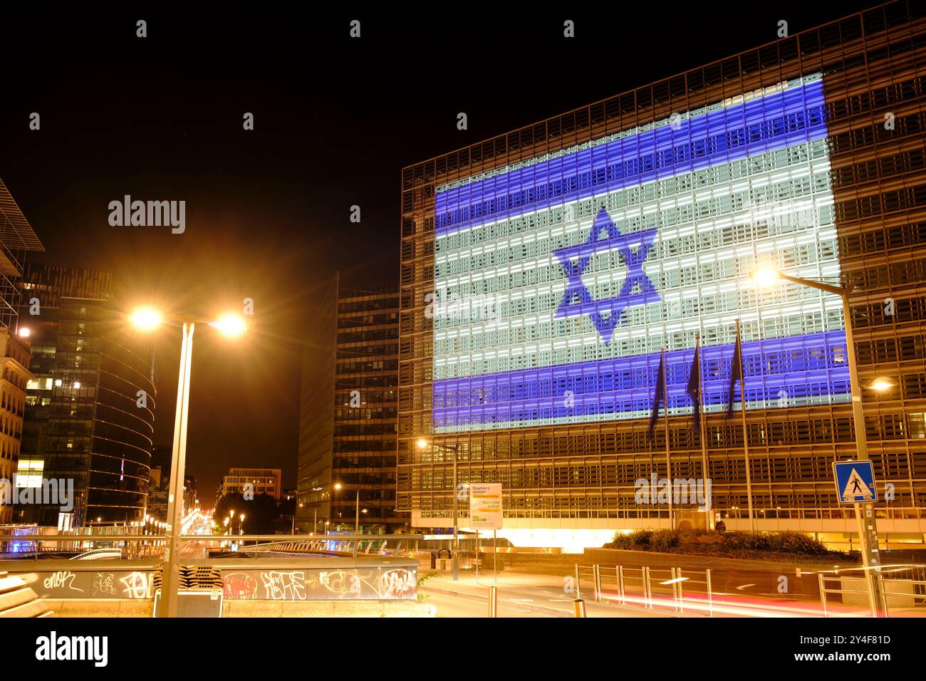 Belgien, Brüssel: Hamas Angriff auf Israel. Die israelische Flagge wurde am 8. Oktober 2023 auf das Hauptquartier der Europäischen Kommission projiziert. Die Staaten des Euro Stockfoto