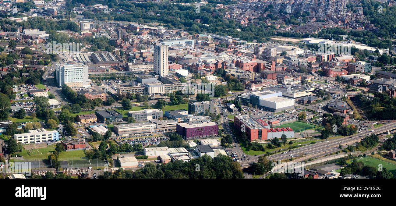 Eine Drohnenaufnahme der ehemaligen Mühlenstadt Oldham Greater Manchester im Nordwesten Englands, Großbritannien Stockfoto