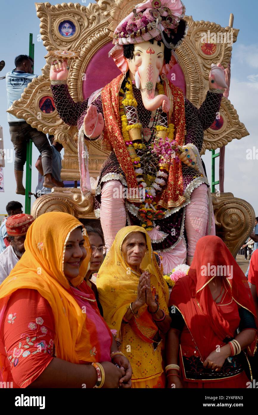 Eine Statue des Elefantengottes am Chowpatty Beach in Girgaum, Mumbai, Indien, bereit für das Eintauchen in das Arabische Meer während des Festivals Ganesh Chaturthi Stockfoto