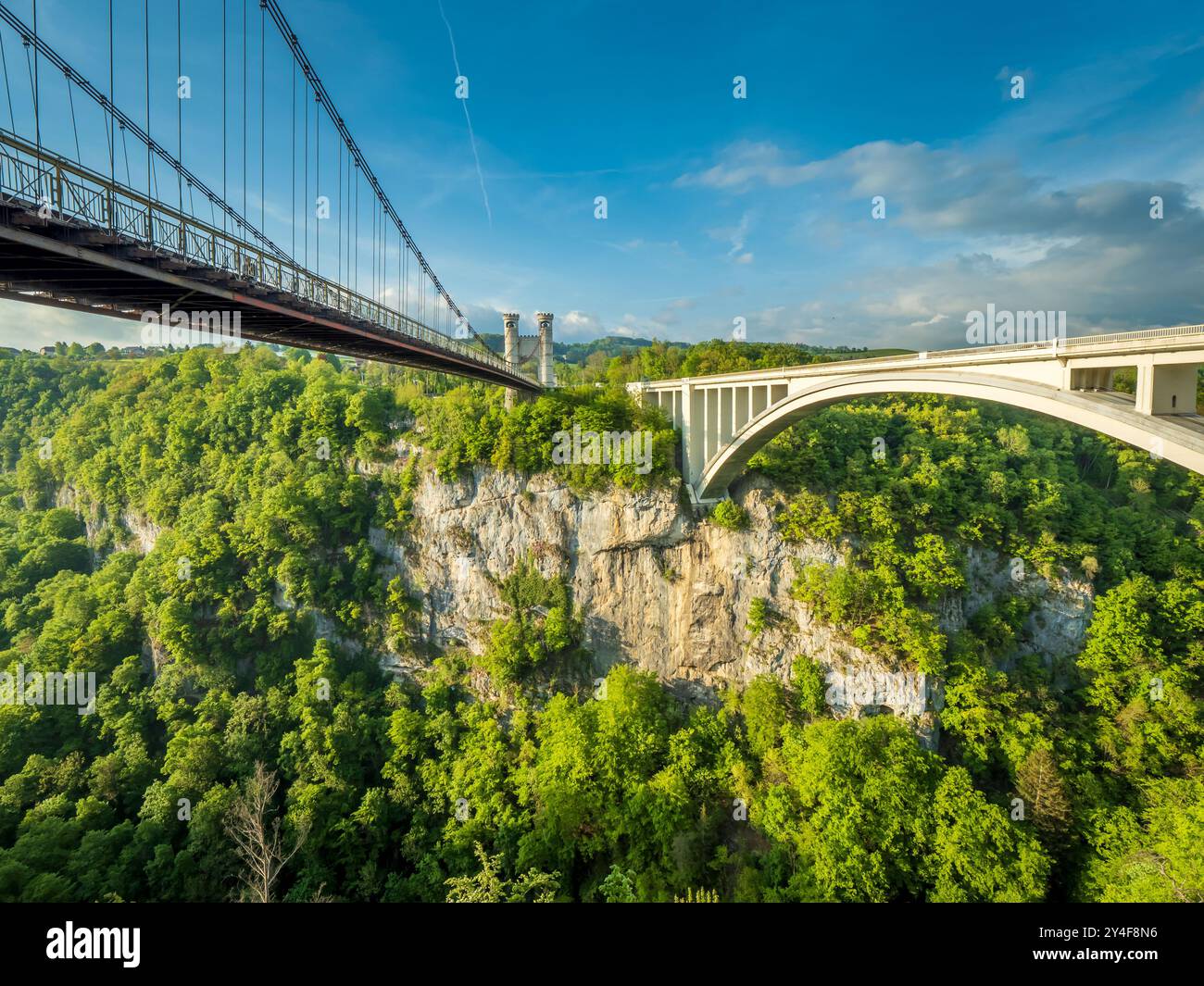 Die Charles-Albert-Brücke oder die La-Caille-Brücke zwischen Allonzier-la-Caille et Cruseilles. Fußgängerbrücke über den Fluss Les Usses, Regist Stockfoto