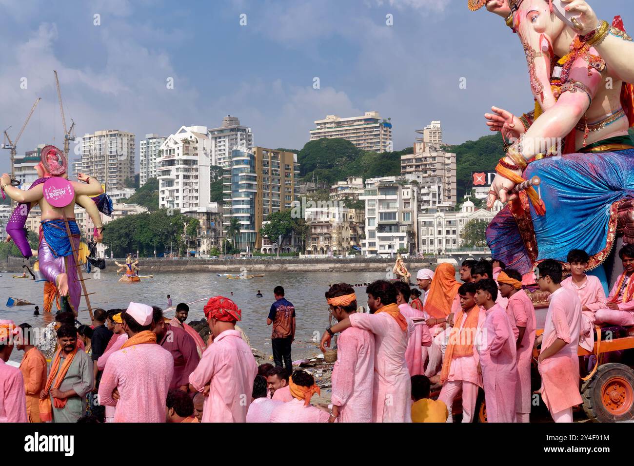 Ganesh-Statuen am Chowpatty Beach in Girgaum, Mumbai, Indien, werden während des Festivals Ganesh Chaturthi für das Eintauchen in das Arabische Meer vorbereitet Stockfoto
