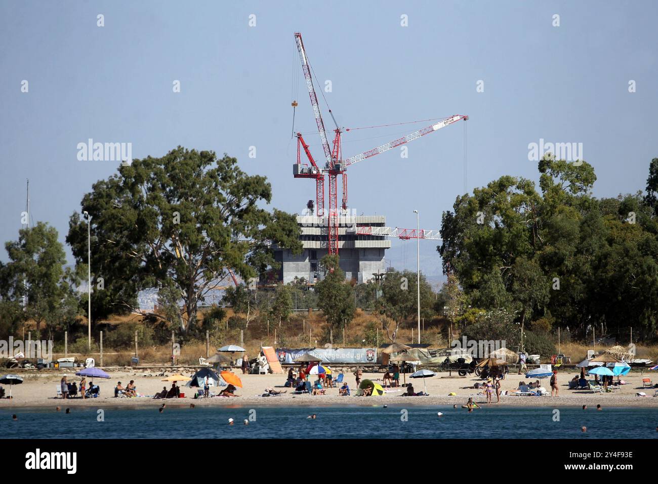 Der Riviera Tower gewinnt an Höhe, ein Stockwerk alle 5 Tage. Der Hellinikon Marina Residential Tower, ist ein Wohnhochhaus im Küstenviertel Elliniko, mit einer geplanten Höhe von 198 m (650 ft) das höchste Gebäude Griechenlands. Der von Foster und Partnern entworfene Turm wird nach Fertigstellung 2026 200 Wohnungen auf 50 Etagen beherbergen. Stockfoto