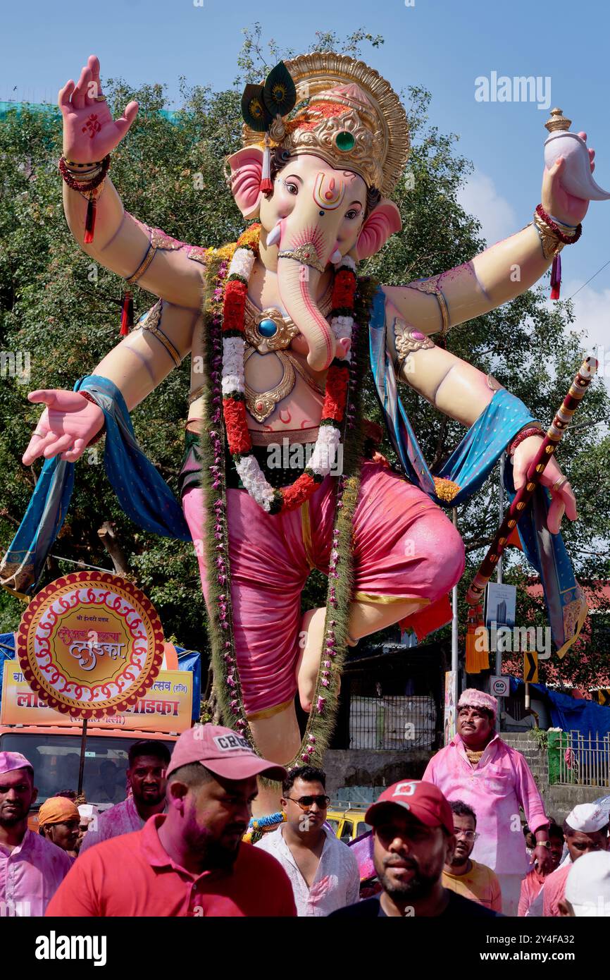 Ein Wagen mit einer farbenfrohen Statue des vierarmigen Hinduelefantengottes Ganesh in einer Prozession während des annua, 9-dayl Ganesh Festival, Mumbai, Indien Stockfoto
