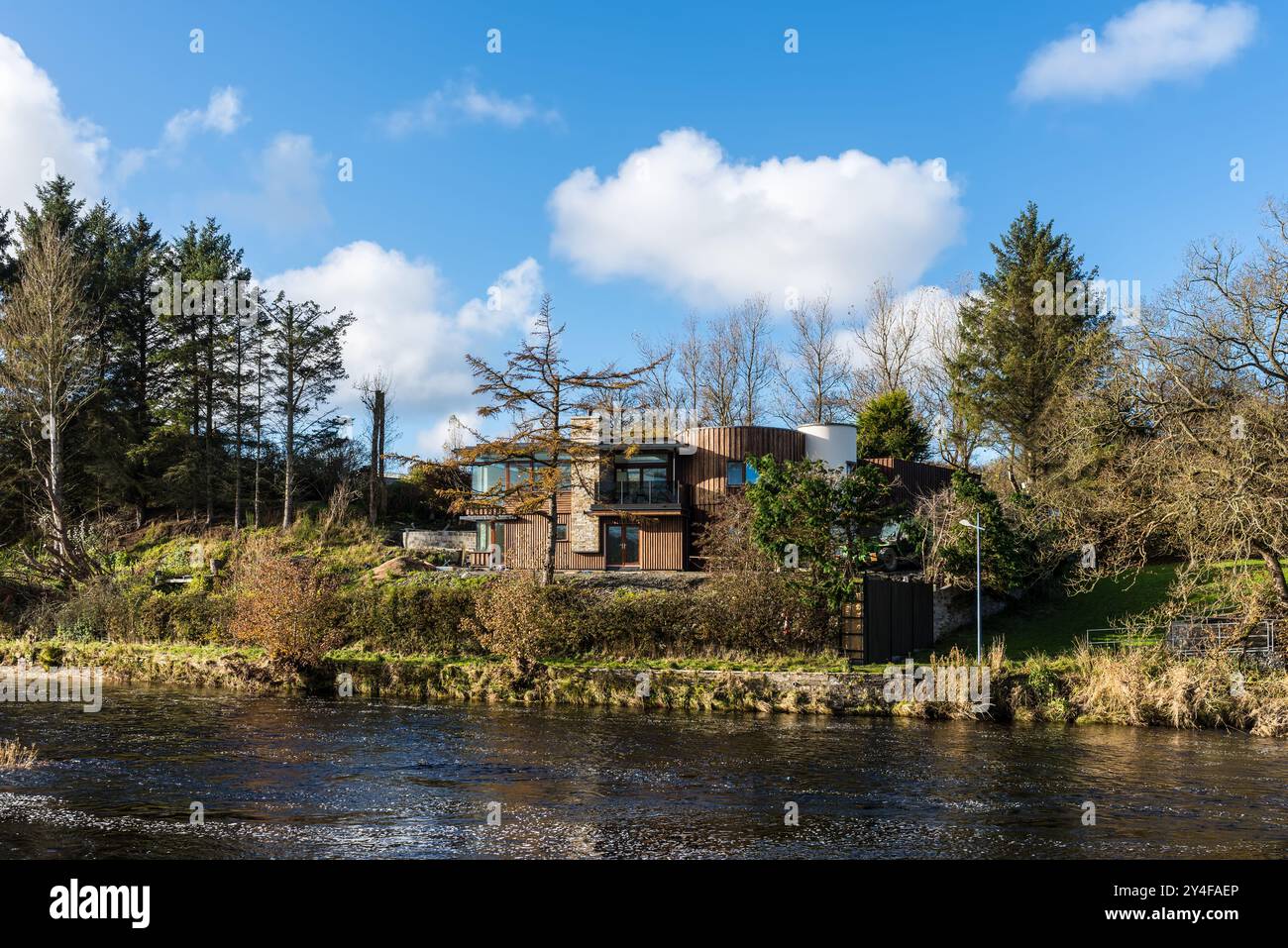 Thurso, Schottland, Vereinigtes Königreich - 31. Oktober 2023: Villa am Ufer des Thurso-Flusses tagsüber in Thurso, Caithness, Schottland, Vereinigtes Königreich. Stockfoto