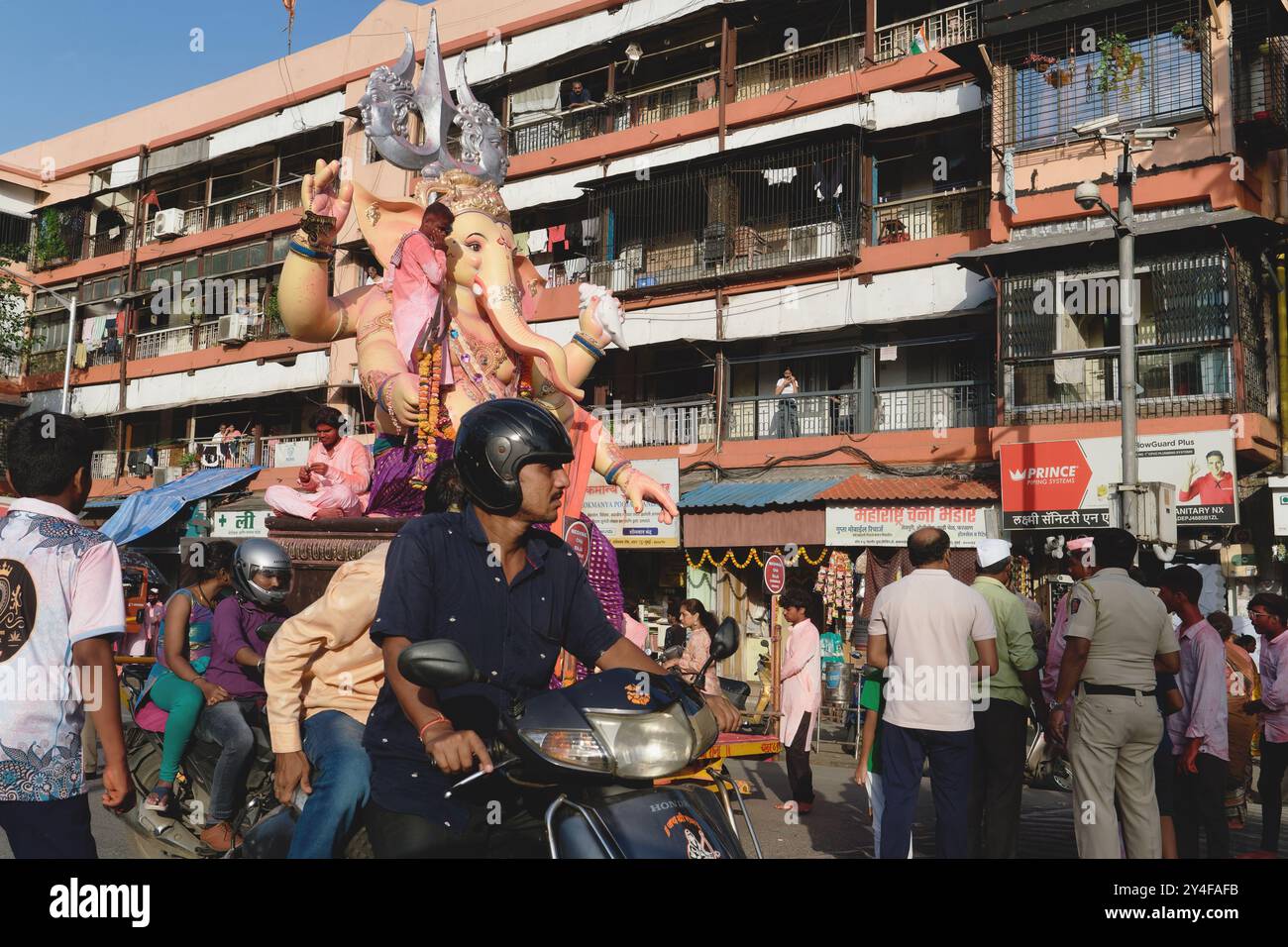Der Verkehr in Mumbai, Indien, weht während des jährlichen Ganesh Festivals (Ganesh Chaturthi) um einen Wagen mit einer riesigen Statue des hinduistischen Elefantengottes Ganesh. Stockfoto