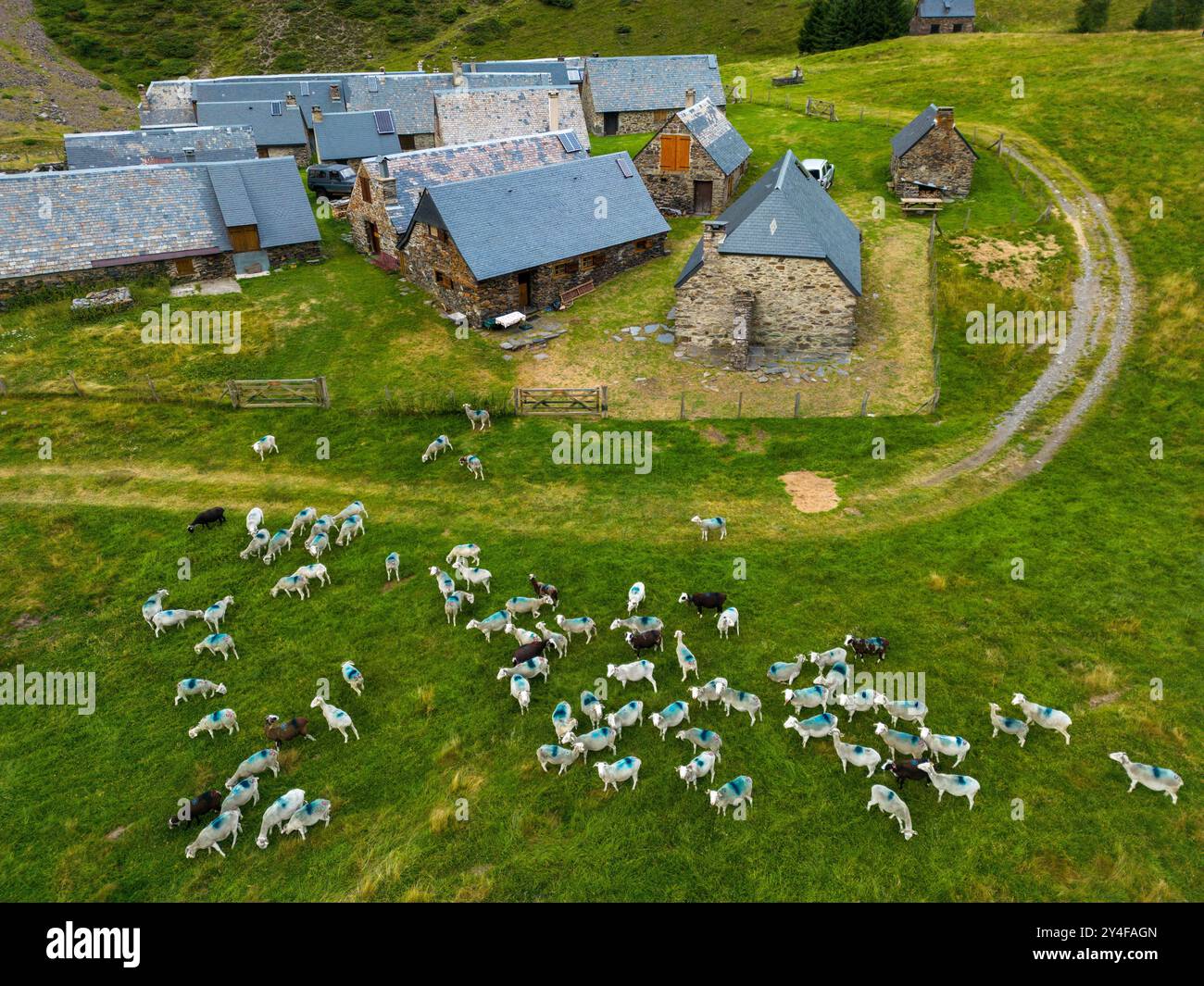 Aus der Vogelperspektive der Moudang Scheunen, zwischen Saint-Lary-Soulan und der spanischen Grenze, im Moundang-Tal, Oberes Tal von Aure. Gelegen in einem Altit Stockfoto