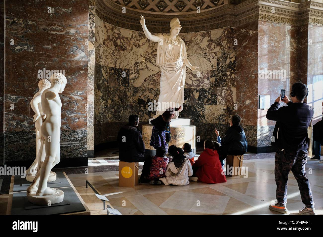 Paris (Frankreich): Touristen in der Halle des Louvre-Museums unter der Struktur der Großen Pyramide. Hier, eine Gruppe von Touristen und ein Reiseleiter vor Ihnen Stockfoto