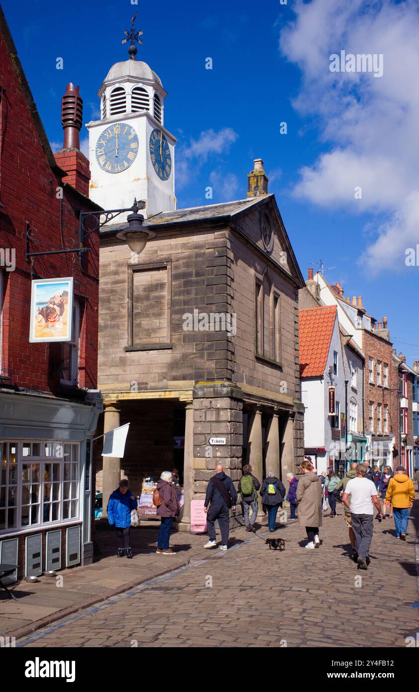 Church Street und Market Place in Whitby an einem ruhigen Tag Stockfoto