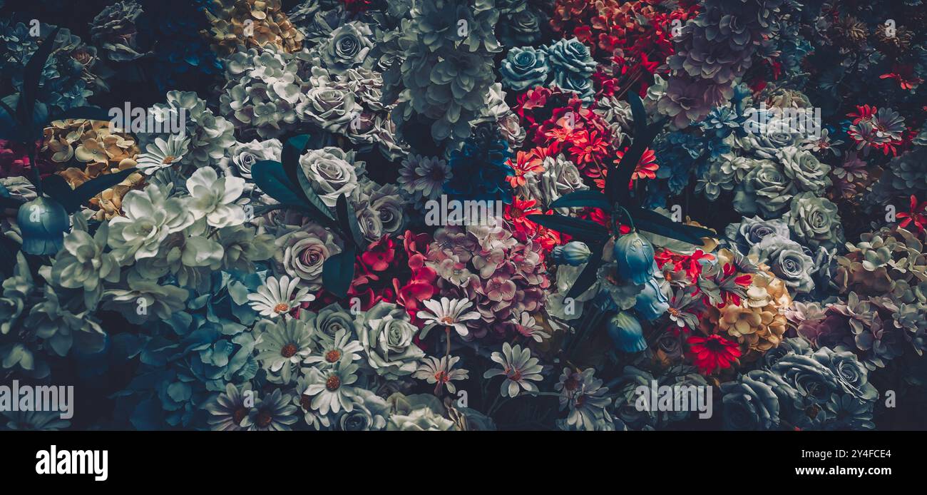 Ein Vintage-inspiriertes Bild eines Blumenstraußes aus künstlichen Blumen. Stockfoto